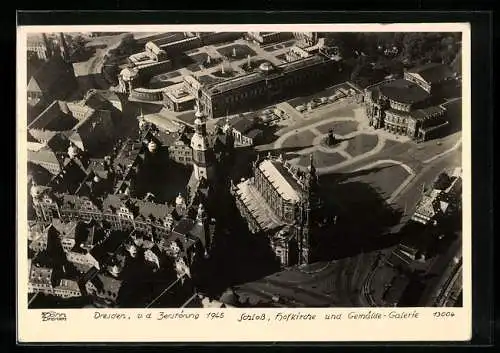 Foto-AK Walter Hahn, Dresden, Nr. 13004: Dresden, Fliegeraufnahme von Schloss, Hofkirche und Gemälde-Galerie