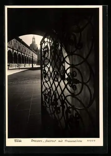 Foto-AK Walter Hahn, Dresden, Nr. 10906: Dresden, Stallhof mit Frauenkirche