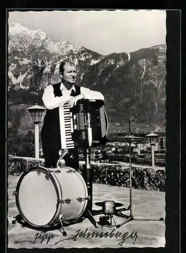 AK Sepp Schneeberger vor einem Alpenpanorama