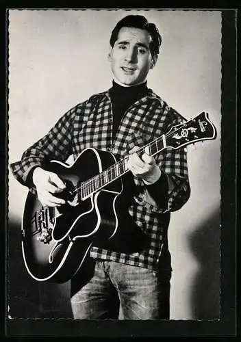 AK Musiker Freddy Quinn im karierten Hemd mit Gitarre