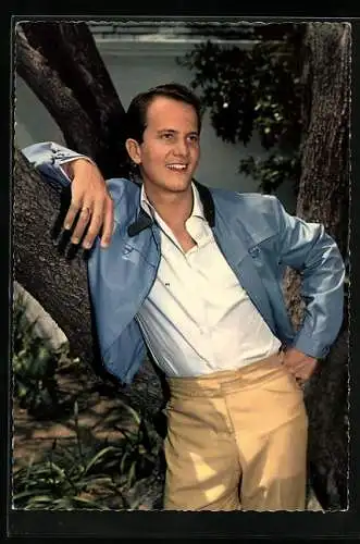 AK Pat Boone lehnt auf einem Ast