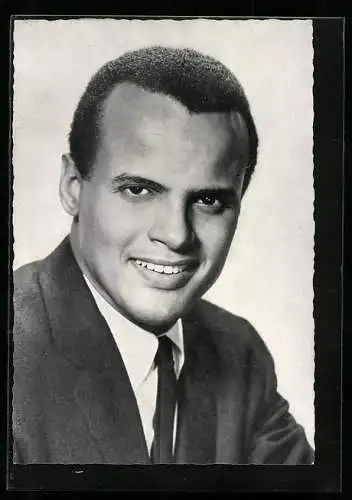 AK Musiker Harry Belafonte mit Anzug und Krawatte