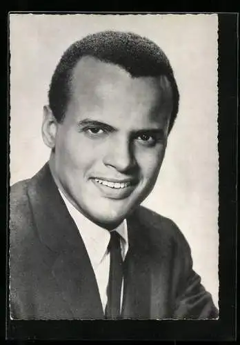 AK Musiker Harry Belafonte mit Anzug und Krawatte