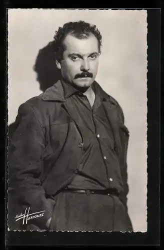 AK Portrait des Musikers Georges Brassens mit Jacke