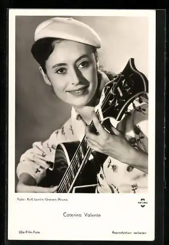 AK Caterina Valente mit Gitarre