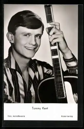 AK Schauspieler Tommy Kent lächelnd mit Gitarre posierend