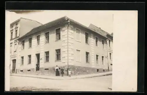 Foto-AK Kulm, Mutter mit Kindern an einer Strassenecke