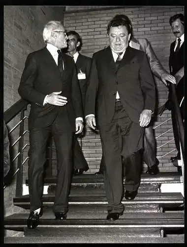 Fotografie Sven Simon, Bonn, Politiker Franz-Josef Strauss und ARD-Moderator Carl Weiss im WDR-Gebäude