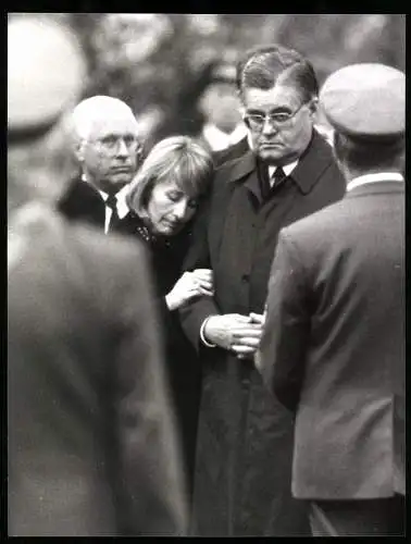 Fotografie Brigitte Brandt & Hans Koschnik während der Beisetzung von Willy Brandt in Berlin-Zehlendorf