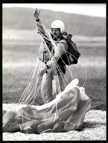 Fotografie Sven Simon, Bonn, Politiker Jürgen Möllemann mit Fallschirm, Fallschirmclub Remscheid e.V.