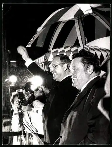 Fotografie Sven Simon, Bonn, Politiker Helmut Kohl und Franz-Josef Strauss lassen sich feiern