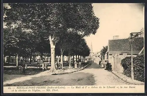 AK Neuillé-Pont-Pierre, Le mail et l`Arbre de la Liberté, la rue Basse et le clocher de l`Eglise