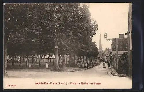 AK Neuillé-Pont-Pierre, Place du Mail et rue Basse