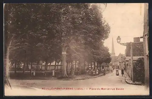 AK Neuillé-Pont-Pierre, Place du Mail et rue Basse