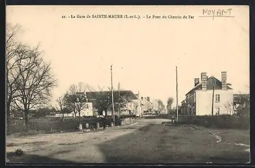 AK Saint-Maure /I.-et-L., La gare et le Pont du Chemin de Fer