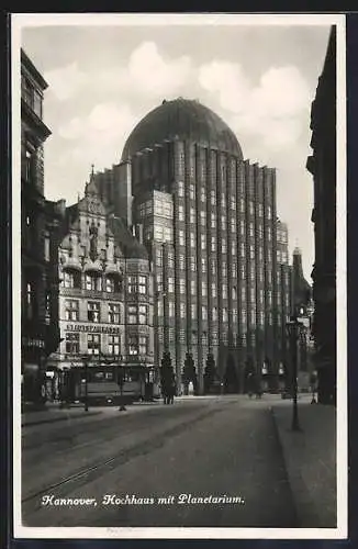 AK Hannover, Hochhaus mit Planetarium, Strassenbahn