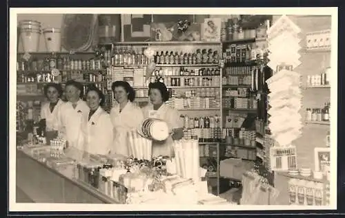 Foto-AK Ricklingen, Verkäuferinnen hinter der Theke, ca. 1960