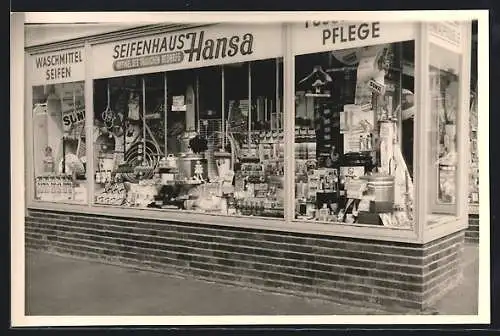 Foto-AK Ricklingen, Blick ins Schaufenster des Geschäftes Seifenhaus Hansa