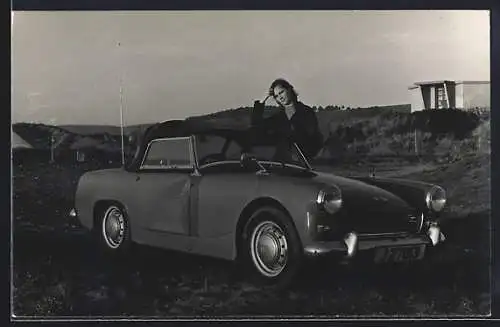 Foto-AK Auto Roadster, Junge Frau am Fahrzeug mit geschlossenem Verdeck, KFZ J 27813