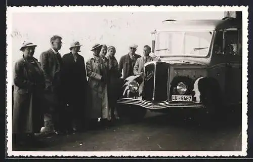 AK Saurer Omnibus mit wartenden Passagieren, Kennzeichen LU 9467