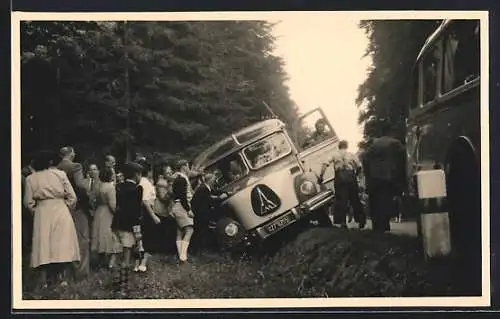 Foto-AK Magirus Omnibus steht halb im Strassengraben, die Passagiere daneben, Kennzeichen AW 27 6255