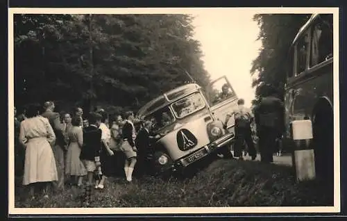 Foto-AK Magirus Omnibus liegt halb im Strassengraben, die Passagiere daneben, Kennzeichen AW 27 6255