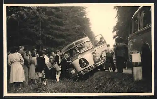 Foto-AK Magirus Omnibus steht halb im Strassengraben, die Passagiere daneben, Kennzeichen AW 27 6255