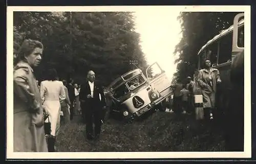 Foto-AK Magirus Omnibus liegt halb im Strassengraben, die Passagiere daneben, Kennzeichen AW 27 6255