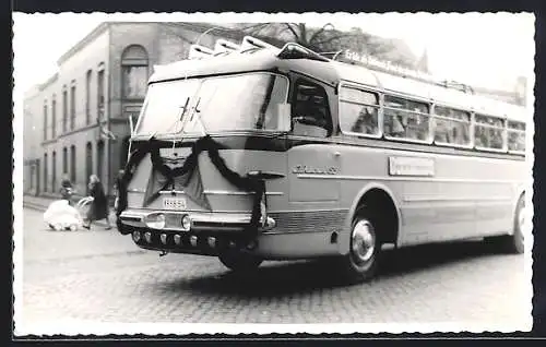 AK Omnibus Ikarus 55 auf einer Kopfsteinpflaster-Strasse, Kennzeichen KR68-64