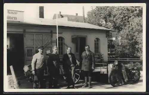 Foto-AK Motorrad mit dem Kennzeichen I 18402 vor einer DKW-Werkstatt