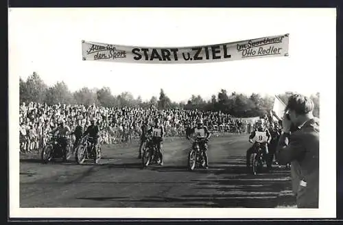 AK Motorrad-Rennfahrer mit ihren Maschinen an der Start-Ziel-Linie, Speedway