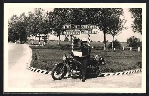 Foto-AK Zündapp Motorrad am Strassenrand vor Wegweisern