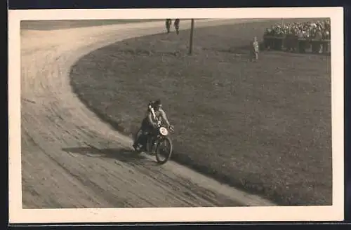 Foto-AK Motorrad-Rennfahrer mit der Startnummer 2 bei der Sieges-Ehrenrunde, Speedway