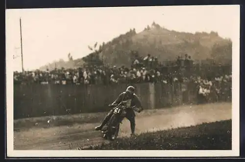 Foto-AK Motorrad-Rennfahrer vor jubelnden Zuschauern in einer Kurve