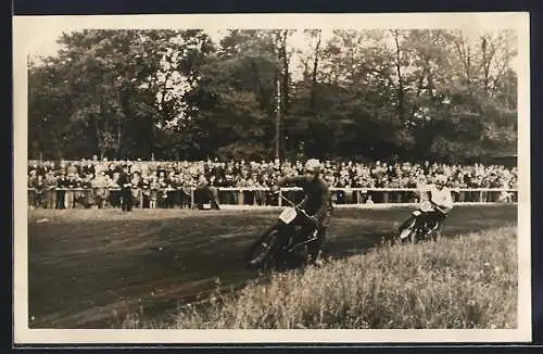 AK Zwei Motorrad-Rennfahrer mit ihren Maschinen in der Kurve, Startnummern 5 und 16, Speedway