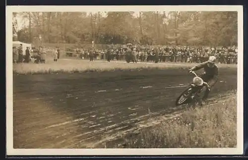 Foto-AK Motorrad-Rennfahrer während des Speedway-Rennens in der Kurve