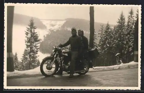 Foto-AK Horex-Motorrad am verschneiten Wegesrand, Bergblick