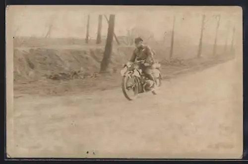 Foto-AK BMW-Motorrad auf einer Landstrasse im Herbst