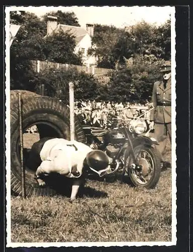 Foto-AK Adler Motorrad bei einer Renn-Veranstaltung, Fahrer mit Startnummer 4