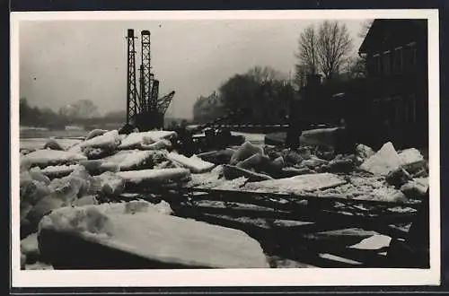 Foto-AK Schweinfurt, Eisschollen an der Brückeninsel