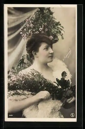 Foto-AK Henri Manuel: Dame mit Blumenstrauss und Eichenzweig