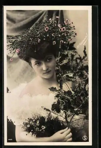 Foto-AK Henri Manuel: Dame mit Eichenzweig und Blumen im Haar