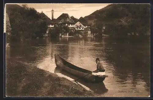 AK Jesero, Junge im Ruderboot auf dem See