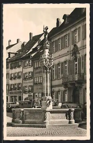 AK Freiburg i. Br., Münsterbrunnen mit Erzbischöfl. Palais