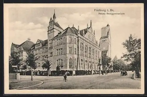 AK Freiburg i. Br., Neues Realgymnasium mit Strassenpartie