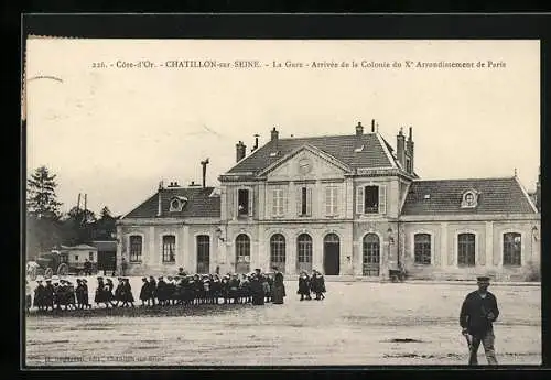 AK Chatillon-sur-Seine, la Gare, Arrivée de la Colonie du X. Arrondissement de Paris