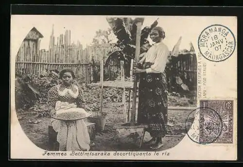 AK Madagascar, Femmes Bettimisaraka decortiquants le riz