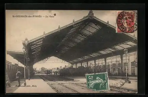 AK St-Germain-des- Fossés, La Gare, Zughalle des Bahnhofs