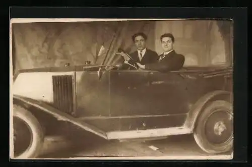 Foto-AK Auto Renault, Zwei Männer sitzen im Fahrzeug in einer Studiokulisse