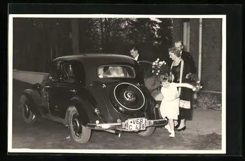 AK Auto Mercedes-Benz, Schwarzes Fahrzeug mit einem Hochzeitspaar darin, Kennzeichen VER C 488